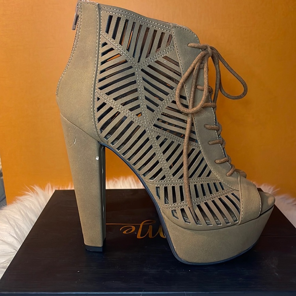 Tan Platform Heel, Size 8, minor Knicks shown in photos, great condition